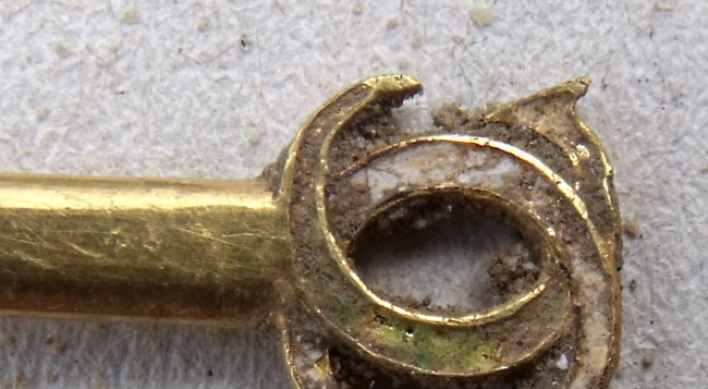 16th-century French queen’s pin found