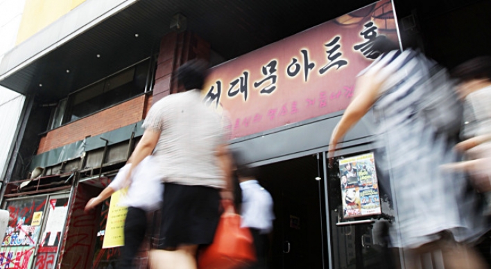 The last one-screen cinema in Seoul plays classic finale