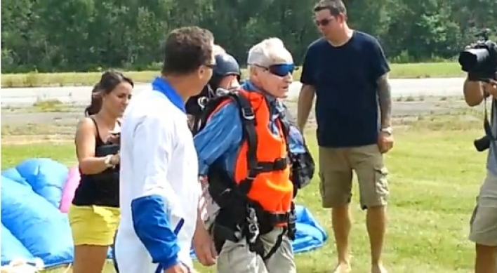 Man celebrates 90th b-day with skydiving
