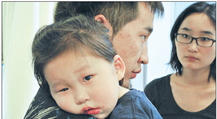 Mongolian toddler receives eye cancer surgery in Seoul