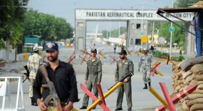 Gunmen attack Pakistan air base, 8 dead