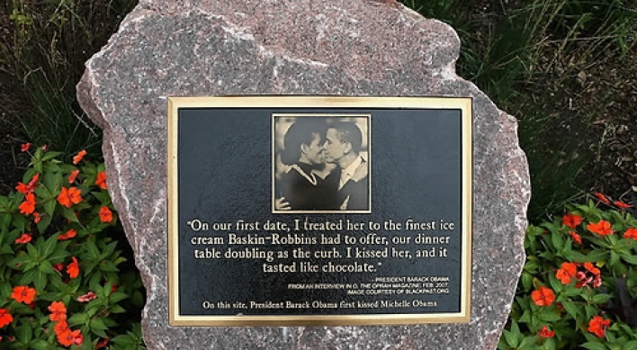 Plaque marks Chicago site of Obamas’ 1st kiss
