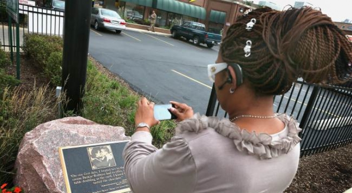 Plaque marks Chicago site of Obamas’ first kiss