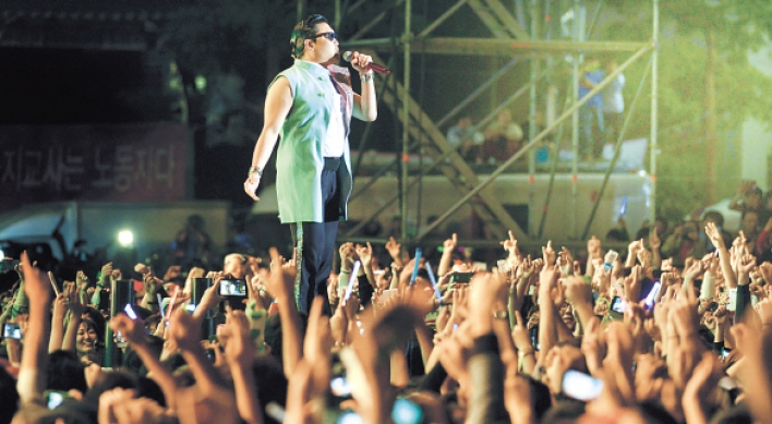 Psy goes all out with 80,000 fans