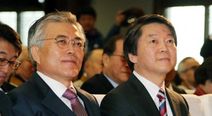 Moon, Ahn agree on private talks on unified candidacy