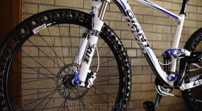 Puncture-proof bike tire runs without air