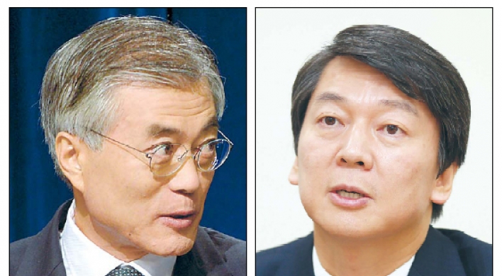 Ahn, Moon inch toward agreement on opinion poll