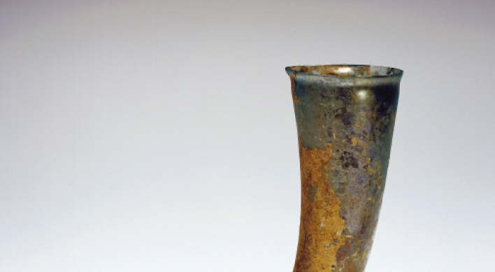 Exhibition tracks down 3,000-year history of glass