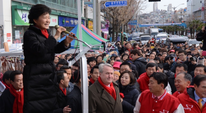 Park strives to woo Jeolla votes with big-name help