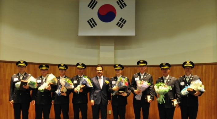 S-Oil awards eight heroic firefighters for 2012