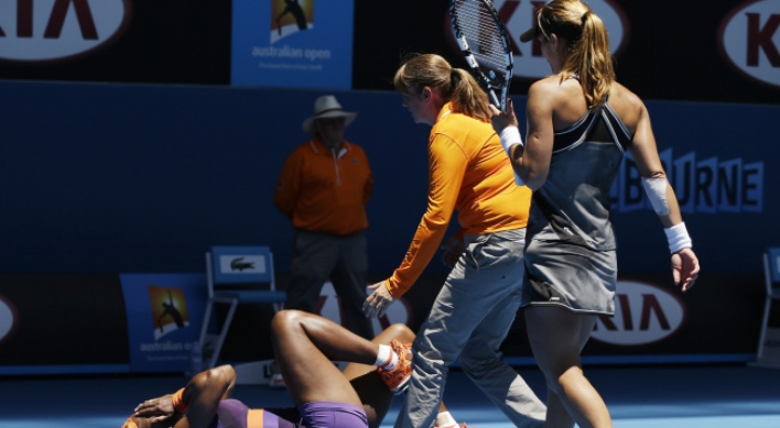 After a tumble, Serena advances at Open