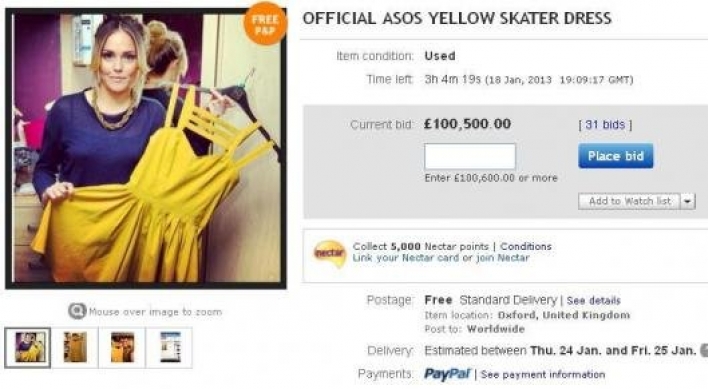 Naked eBay seller‘s photo goes viral