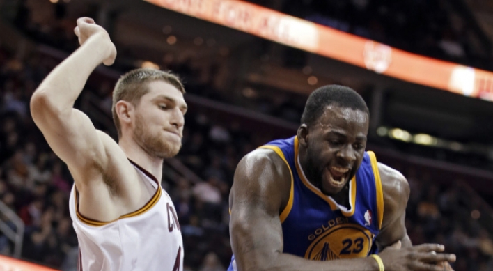 Thompson leads short-handed Warriors past Cavs