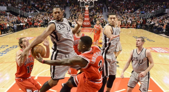 Short-handed Spurs beat Bulls