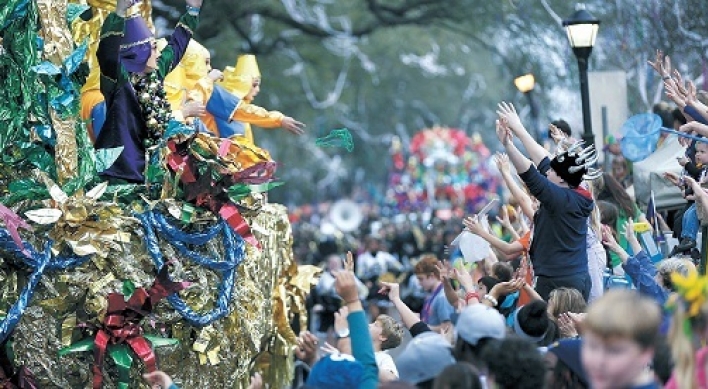 Raindrops, gloomy skies can’t stop Mardi Gras