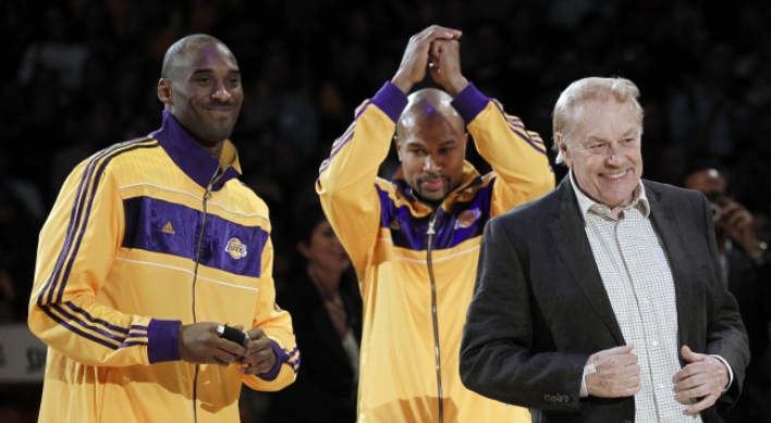 Lakers owner Buss dies