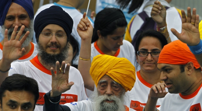 Fauja Singh, 101, finishes last race