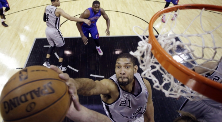 Spurs rout Pistons