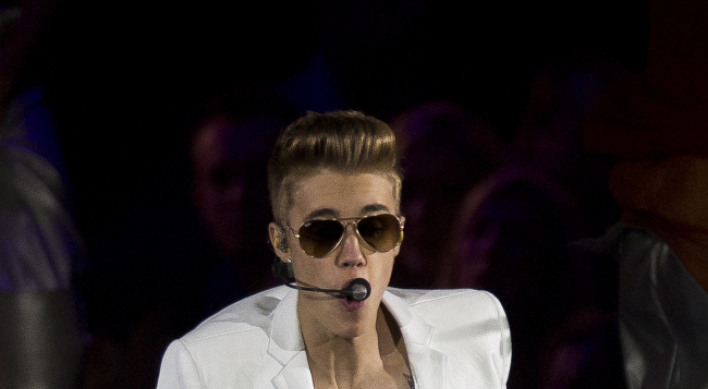 Bieber recovering after fainting at London concert