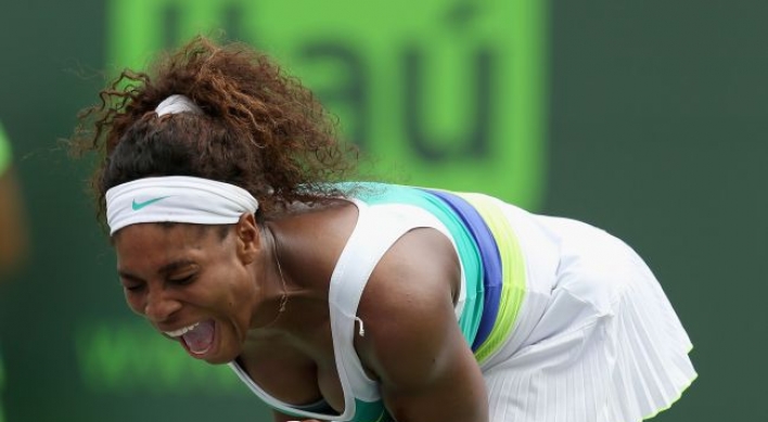 Serena rallies for 3-set win at Sony Open