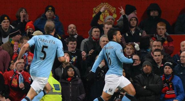 Aguero helps City cool off United