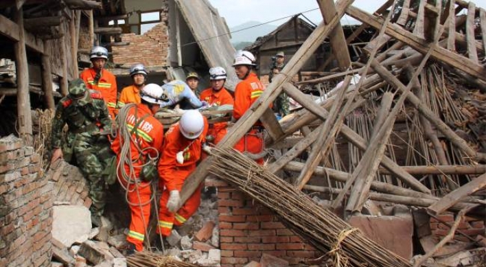 Strong quake jolts China's Sichuan, killing 160