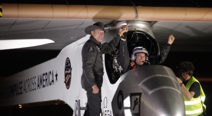 Solar plane lands in Arizona, 1st leg of trip