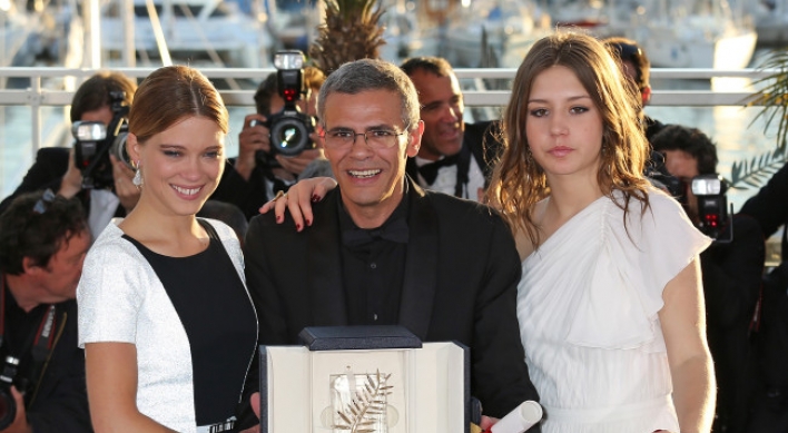 Explicit lesbian love epic wins Cannes top prize