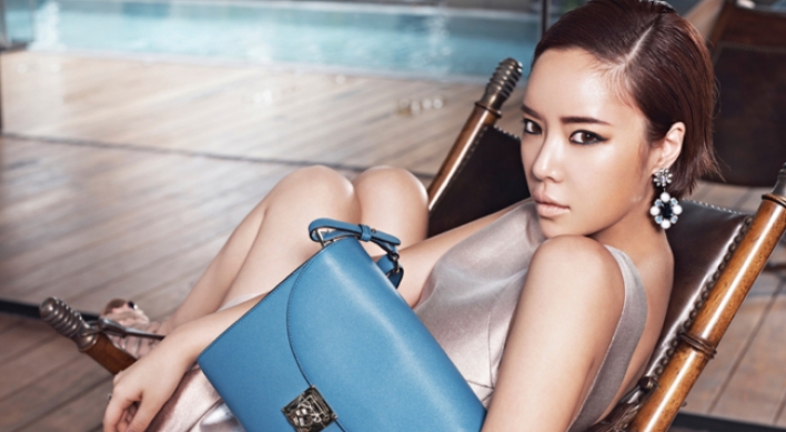 [Photo News] Actress Hwang Jung-eum wows fans with fashion photos