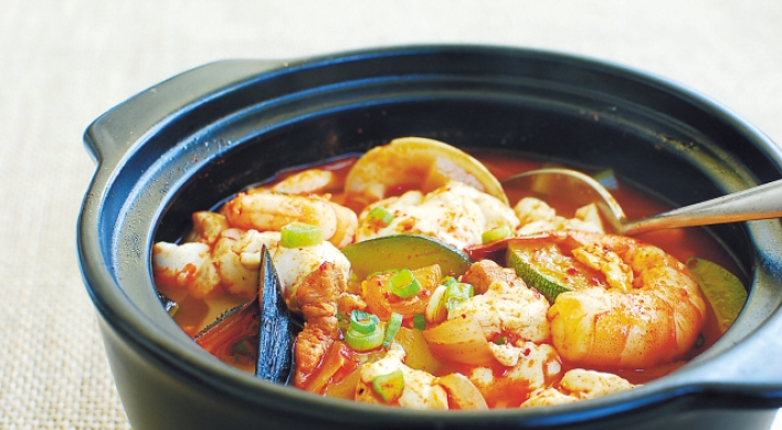 Haemul sundubu jjigae (seafood and soft tofu stew)