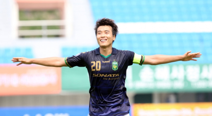 Korean striker Lee Dong-gook looking for early goal vs. Lebanon