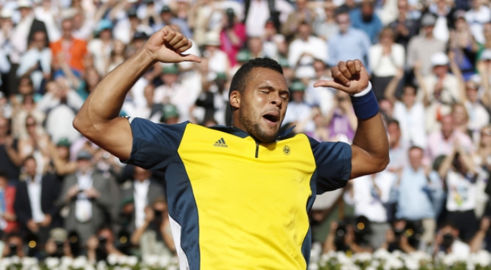 Tsonga upsets Federer