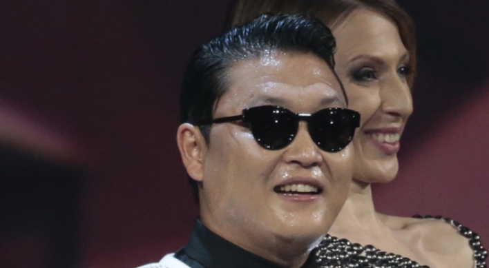 Russian fans go wild during Psy’s first visit