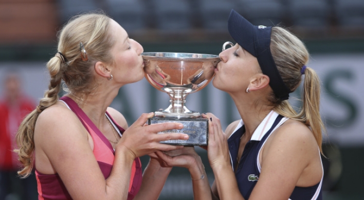 Makarova and Vesnina win French Open women's doubles