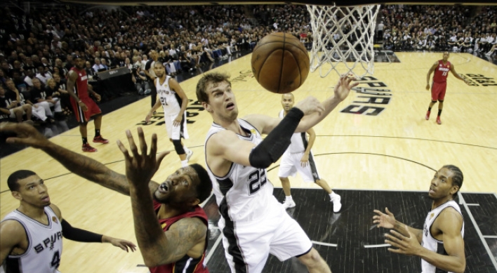 Spurs rout Heat