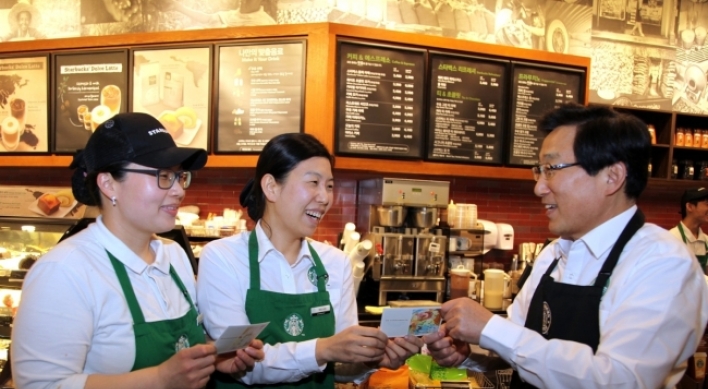 Starbucks CEO motivates staff with compliments