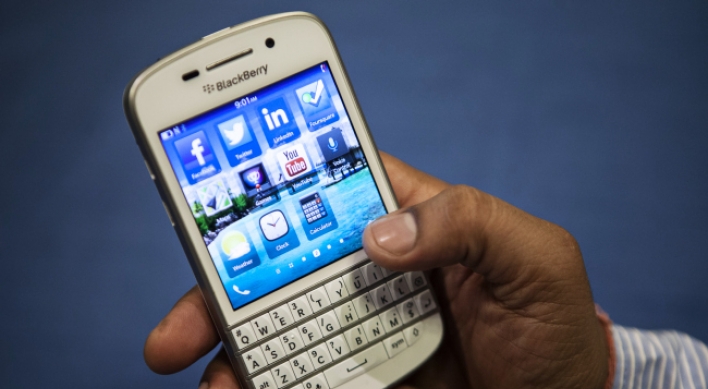 BlackBerry fades as third phone contender with Apple, Google