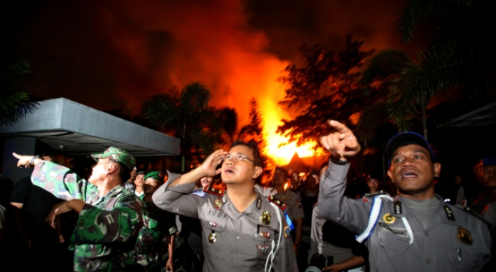 Inmates riot, escape, set fire to Indonesia prison