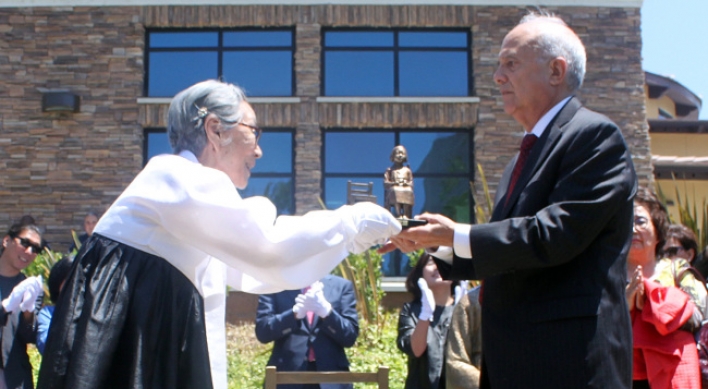 Comfort woman attends monument unveiling in U.S.