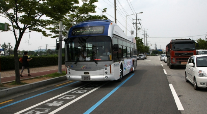 Korea tests ‘electric road’ that powers public buses