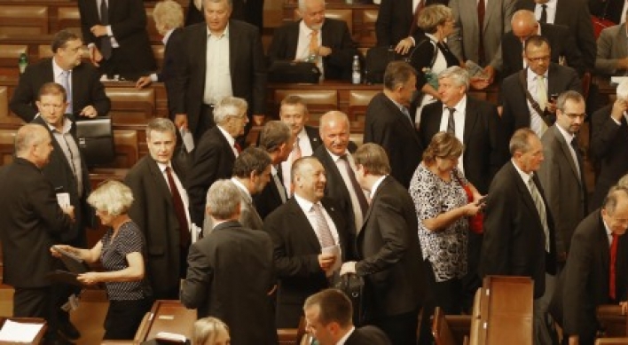 Czech lawmakers dissolve parliament