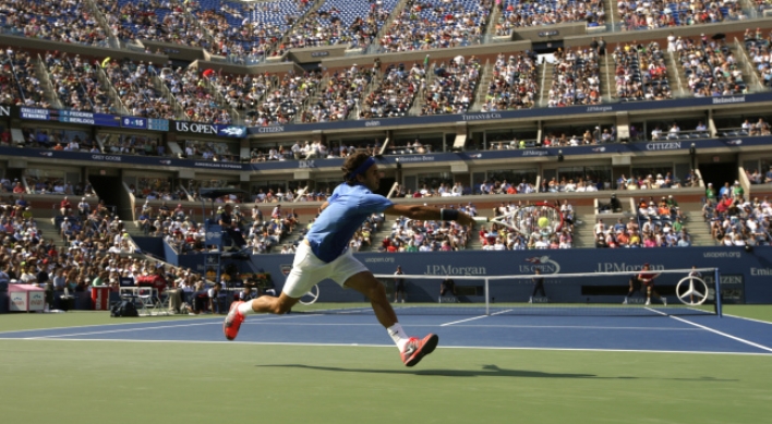 Federer, Serena roll on in U.S. Open