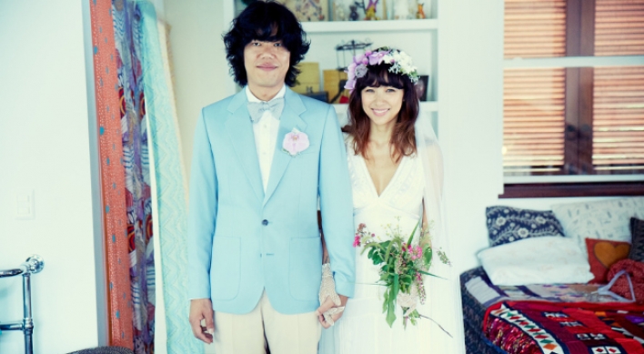 Lee Hyori releases wedding photographs