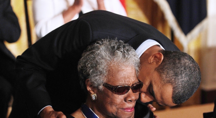 Maya Angelou to receive honorary book award