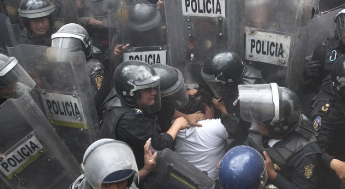 Thousands of teachers protest education law in Mexico