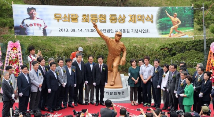 Busan unveils Choi Dong-won statue