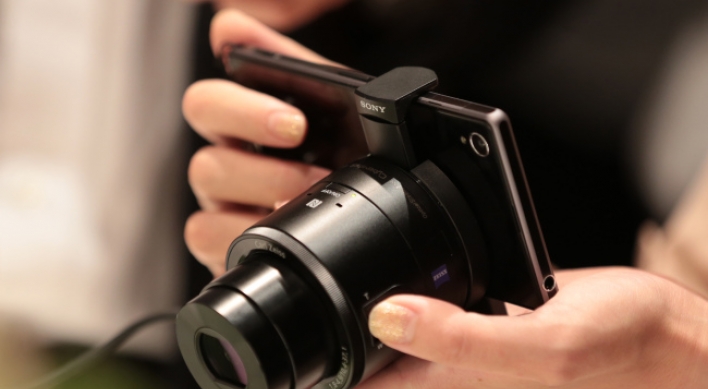 Smartphone cameras put pressure on Canon, Nikon