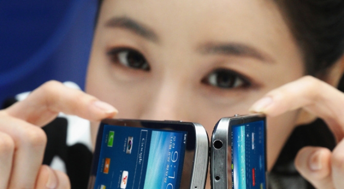 Samsung launches curved ‘Galaxy Round’