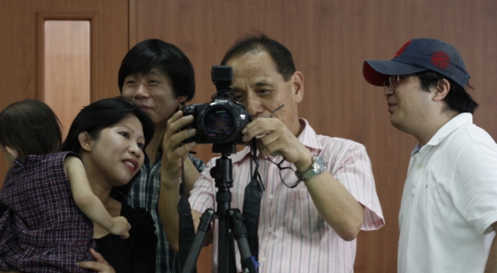 Retired Samsung CEO turns shutterbug for charity, multiculturalism