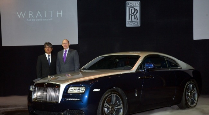 Rolls-Royce rolls out Wraith coupe to lure younger super-rich